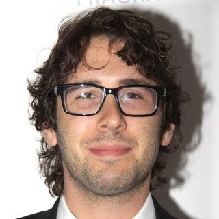 Josh Groban in 40th Annual Fifi Awards - Red Carpet - josh-groban-40th-annual-fifi-awards-01