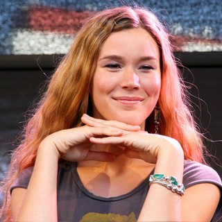 Joss Stone in Joss Stone Signing Autographs