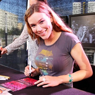 Joss Stone Signing Autographs - joss-stone-signing-autographs-06