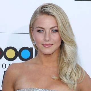 Julianne Hough in 2012 Billboard Music Awards - Arrivals