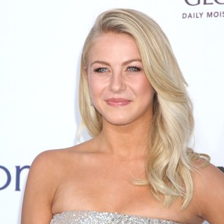 Julianne Hough in 2012 Billboard Music Awards - Arrivals