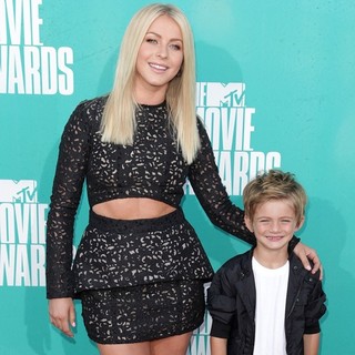 Julianne Hough in 2012 MTV Movie Awards - Arrivals