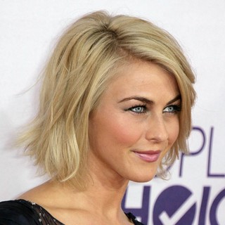 Julianne Hough in People's Choice Awards 2013 - Red Carpet Arrivals
