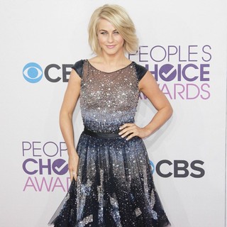 Julianne Hough in People's Choice Awards 2013 - Red Carpet Arrivals