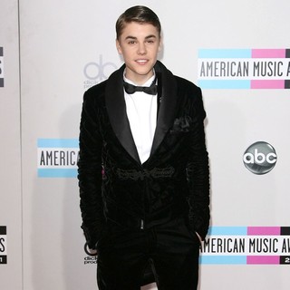 Justin Bieber in 2011 American Music Awards - Arrivals