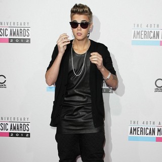 Justin Bieber in The 40th Anniversary American Music Awards - Arrivals