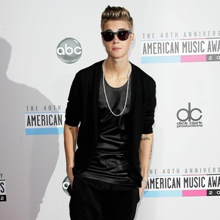 Justin Bieber in The 40th Anniversary American Music Awards - Arrivals