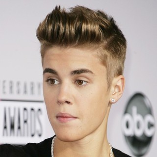 Justin Bieber in The 40th Anniversary American Music Awards - Arrivals