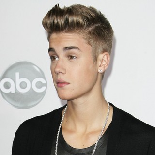 Justin Bieber in The 40th Anniversary American Music Awards - Arrivals