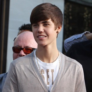 Justin Bieber in Michael Jackson's Family and Children Immortalized Their Late Father in Cement
