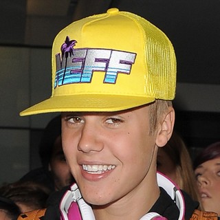 Justin Bieber in Justin Bieber Causes Mass Hysteria in Heathrow Airport