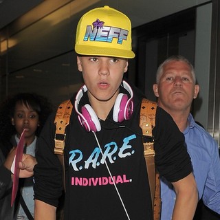 Justin Bieber in Justin Bieber Causes Mass Hysteria in Heathrow Airport