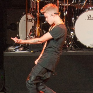 Justin Bieber in KIIS FM's Jingle Ball 2012 - Night 2 - Show