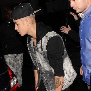 Justin Bieber Left His Hotel at 1AM and Headed for Two Clubs Heavily Protected by His Security