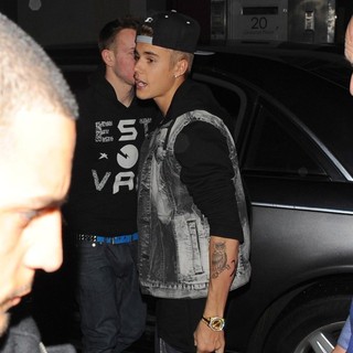 Justin Bieber Left His Hotel at 1AM and Headed for Two Clubs Heavily Protected by His Security