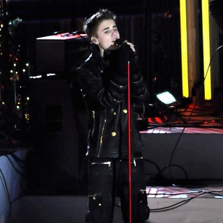 Justin Bieber in Justin Bieber Performs for The Pre-Taping of The Rockefeller Center Christmas Tree Lighting Special