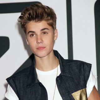 Justin Bieber in Justin Bieber Signing Autographs