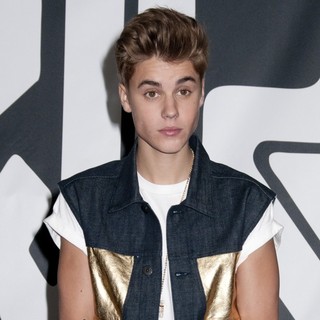 Justin Bieber in Justin Bieber Signing Autographs