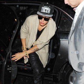 Justin Bieber in Justin Bieber Stops at Middle Eastern Kebab Restaurant Shishawi
