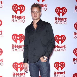 Justin Hartley in 2012 iHeartRadio Music Festival - Day 2 - Arrivals - justin-hartley-2012-iheartradio-music-festival-day-2-03