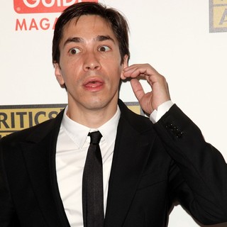 Justin Long in 2012 Critics' Choice TV Awards - Arrivals - justin-long-2012-critics-choice-tv-awards-01