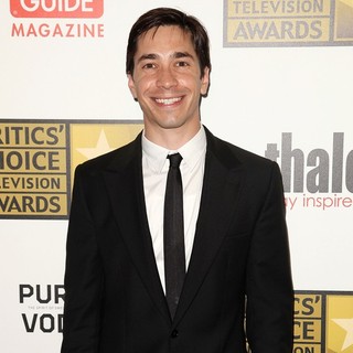 Justin Long in 2012 Critics' Choice TV Awards - Arrivals - justin-long-2012-critics-choice-tv-awards-02