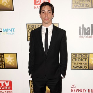 Justin Long in 2012 Critics' Choice TV Awards - Arrivals - justin-long-2012-critics-choice-tv-awards-03