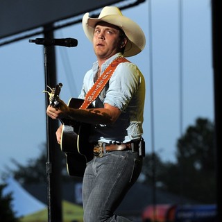 Justin Moore Performs During The Flatts Fest Tour - justin-moore-the-flatts-fest-tour-13