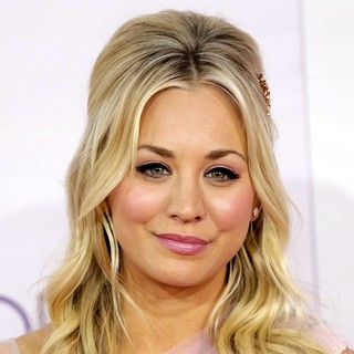 Kaley Cuoco in People's Choice Awards 2013 - Red Carpet Arrivals