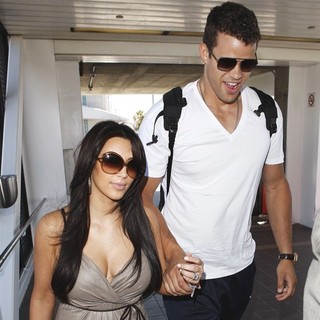 Kim Kardashian, Kris Humphries in Kim Kardashian and  Kris Humphries Arrive at LAX to Fly Out to New York