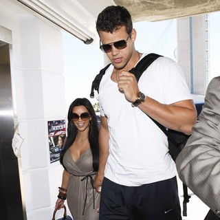 Kim Kardashian, Kris Humphries in Kim Kardashian and Kris Humphries Arrive at LAX to Fly Out to New York