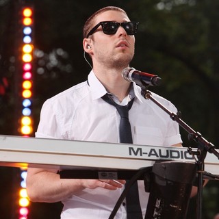 Nick Noonan, Karmin in Karmin Perform Live as Part of Good Morning America's Summer Concert Series