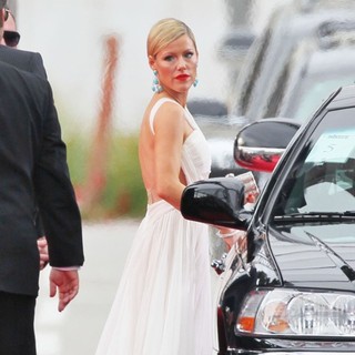 Kathleen Robertson in The 69th Annual Golden Globe Awards - Arrivals - kathleen-robertson-69th-annual-golden-globe-awards-01