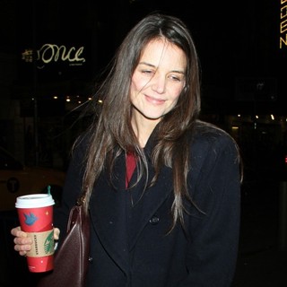 Katie Holmes Arriving to Her Broadway Play Dead Accounts - katie-holmes-broadway-play-dead-accounts-01