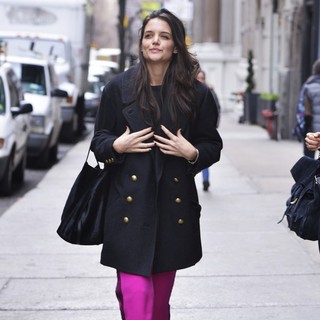 Katie Holmes Wears A Pair of Vibrant Fuchsia Pink Trousers While Out and About in Midtown - katie-holmes-out-and-about-in-midtown-01