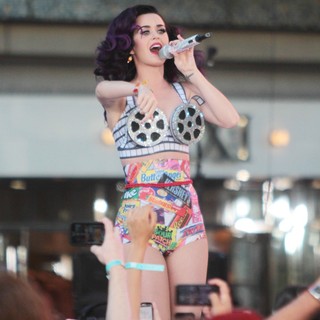 Katy Perry in Katy Perry Performing Live on Hollywood Blvd Before The Premiere of Katy Perry: Part of Me