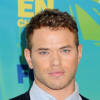Kellan Lutz in 2011 Teen Choice Awards