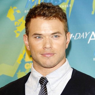Kellan Lutz in 2011 Teen Choice Awards