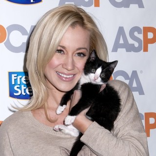 Kellie Pickler in The Fresh Step Limited-Edition Cat Sweater Benefiting The ASPCA