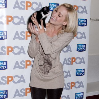 Kellie Pickler in The Fresh Step Limited-Edition Cat Sweater Benefiting The ASPCA