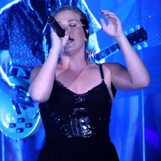 Kelly Clarkson in Kelly Clarkson and The Fray Performing