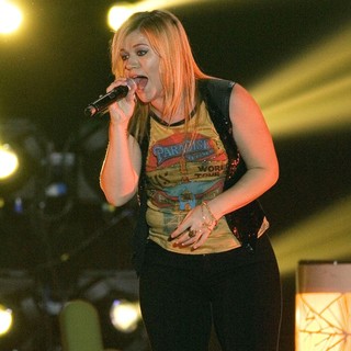 Kelly Clarkson in Kelly Clarkson Performing at The Braehead Arena