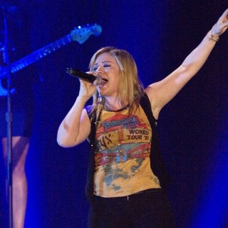 Kelly Clarkson in Kelly Clarkson Performing at The Braehead Arena