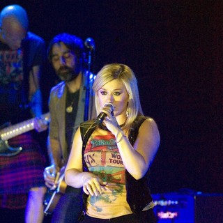 Kelly Clarkson in Kelly Clarkson Performing at The Braehead Arena