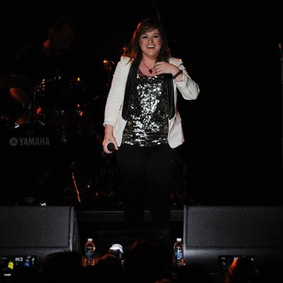 Kelly Clarkson in The Y100 Jingle Ball 2011