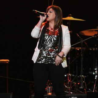 Kelly Clarkson in The Y100 Jingle Ball 2011
