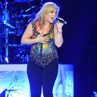 Kelly Clarkson in Kelly Clarkson Kicks Off The Start of Her Stronger Tour