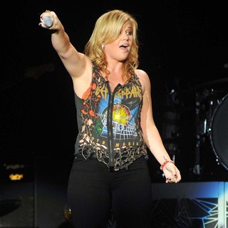 Kelly Clarkson in Kelly Clarkson Kicks Off The Start of Her Stronger Tour