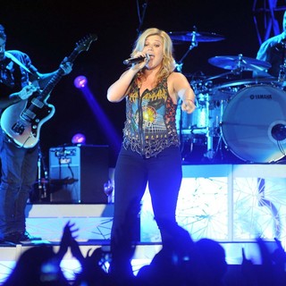 Kelly Clarkson in Kelly Clarkson Kicks Off The Start of Her Stronger Tour