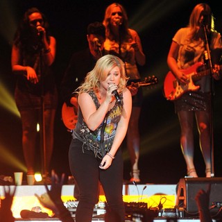 Kelly Clarkson in Kelly Clarkson Kicks Off The Start of Her Stronger Tour